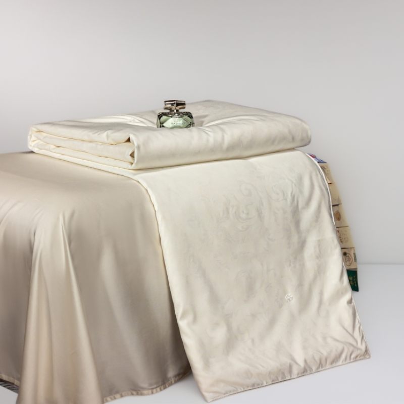 product-open-0d2932fef2904d39837ebfd46160060d-goods Dirbtinio šilko vasarinė antklodė - Image 1