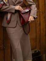 Elegantiškas moteriškas kostiumėlis - Image 3