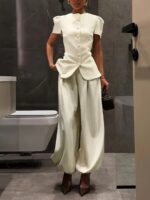 Elegantiškas moteriškas kelnių kostiumėlis