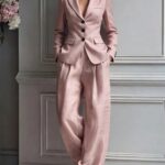 Elegantiškas rožinis kostiumėlis