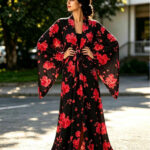 Juodas kimono chalatas su gėlių raštu