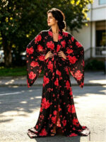 Juodas kimono chalatas su gėlių raštu