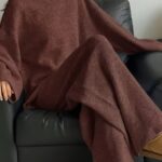 Moteriškas 2 dalių megztas komplektas – laisvo kirpimo viršus ir plačios kelnės